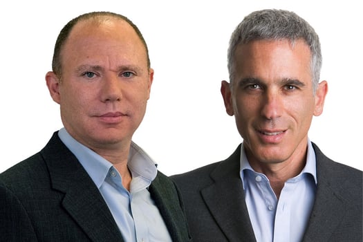 מימין: מיכה קליין, מנכ״ל אפריקה ישראל מגורים, צילום: שירן כרמל; ברק בנסקי, משנה למנכ״ל, מנהל חטיבת ההשקעות כלל ביטוח ופיננסים, צילום: סיון פרג׳